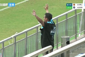 大连足球精神！中冠大连30分钟被灌5球，一大连球迷冒雨继续助威相关视频