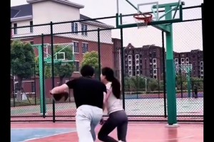老詹自己都不信！你会在8年前相信8年后的自己还在打季后赛？...相关视频